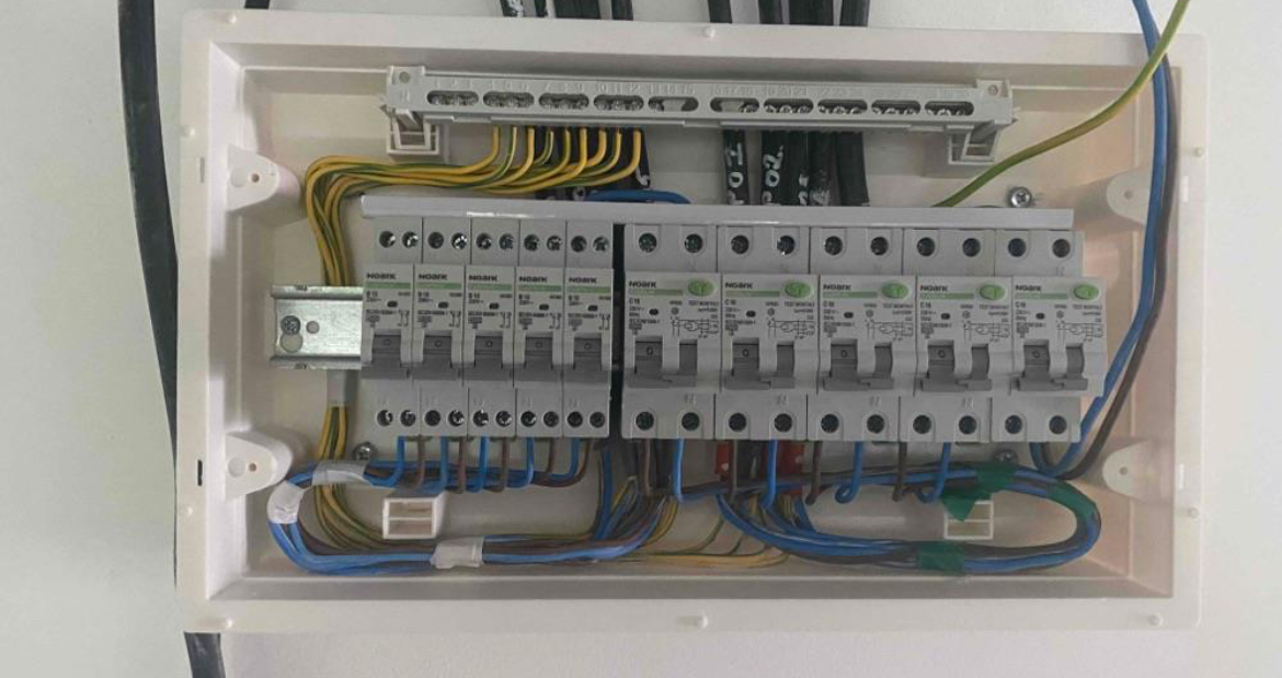 Electricianul serios  - Construcții din Budeşti